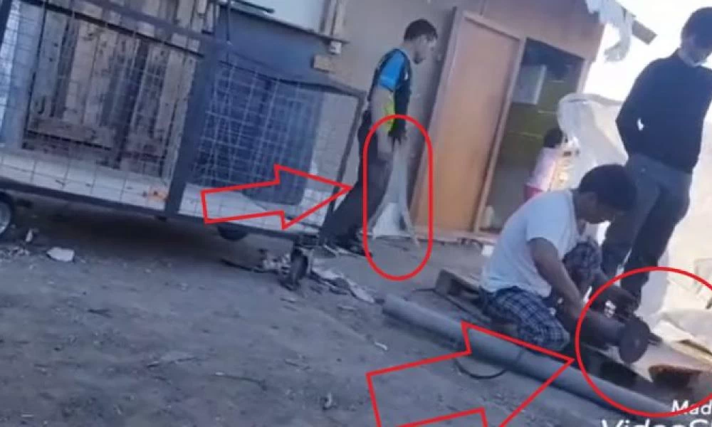 Αφγανοί μετανάστες στη Ριτσώνα ετοιμάζουν πόλεμο με αυτοσχέδια σπαθιά (βίντεο)